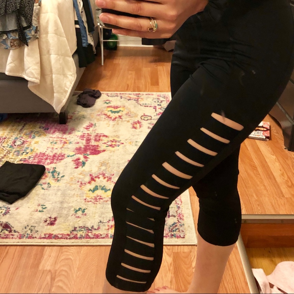 Cut out, cropped workout pants!🖤